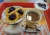 lívanečky s višněmi, jogurt s višněvi a "bezedná" káva - co víc si přát :o)))