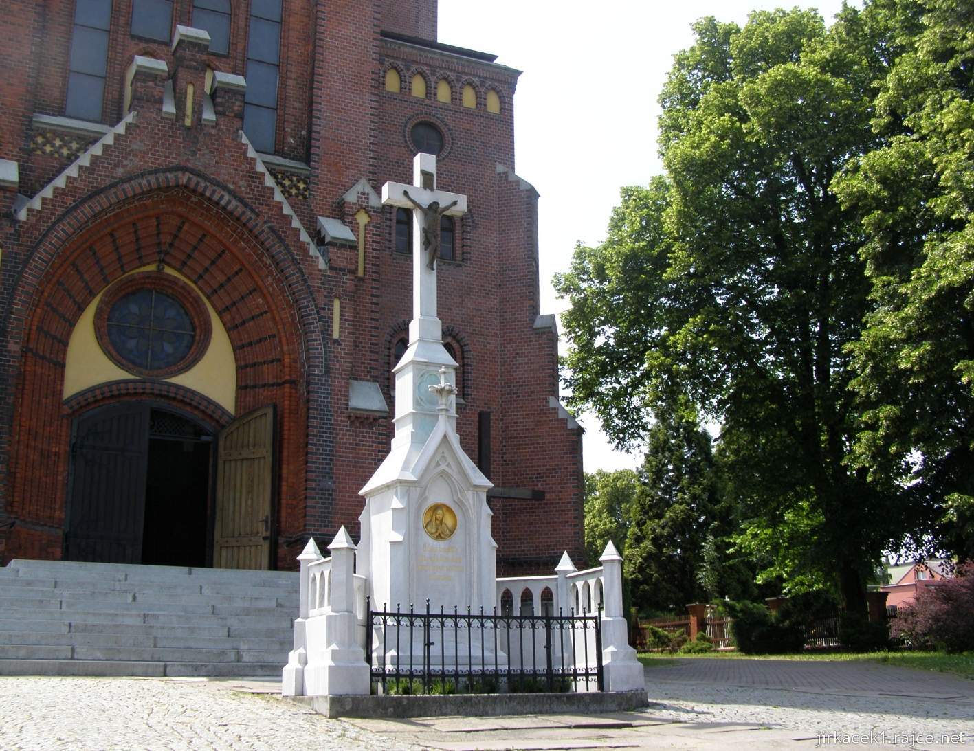 Ludgeřovice - chrám sv. Mikuláše 08 - vchod a kříž s Kristem před  kostelem