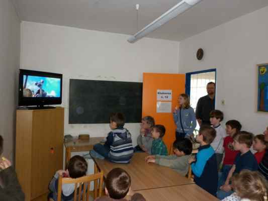 Krajský přebor do 8 let (Benešov, 28. 4. 2013) - Děti se zabavují sledováním Doby ledové.