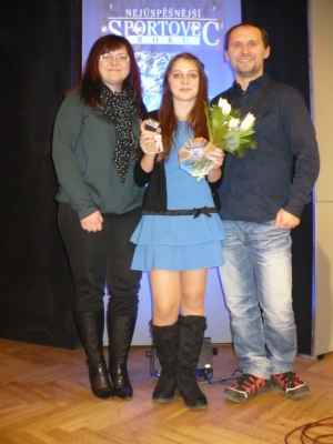Sportovec Středočeského kraje (Nymburk, 16. 12. 2013) - Nela s mamkou a taťkou