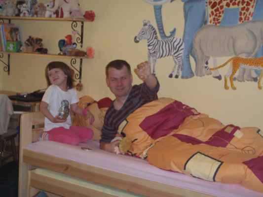 Přebor města Vsetína (Vsetín, 29. 6. - 6. 7. 2013) - Malá Amálka Zádrapová se snaží vyhnat okupanta z postele.