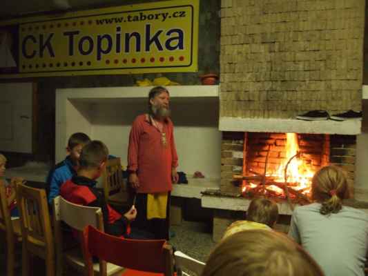 Šachový tábor (Růžená, 3. - 10. 8. 2013) - Táborový oheň se musel kvůli vydatnému dešti přesunout pod přístřešek.