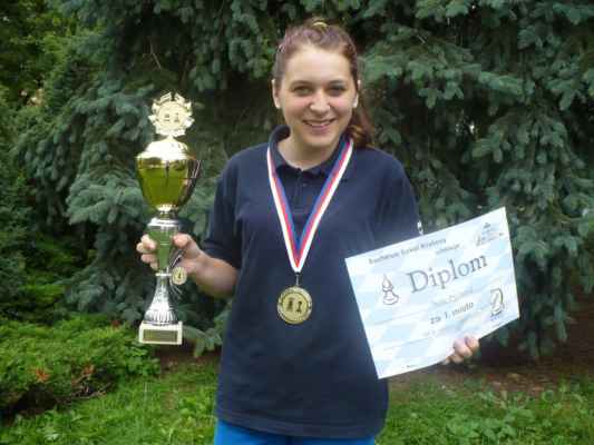 MČR mládeže v rapid šachu (Klatovy, 14. - 15. 9. 2013) - Nela se po sérii druhých míst v roce 2013 konečně dočkala zlata (kategorie dívek do 14 let), na které dosáhla famózním výkonem 9/9!
