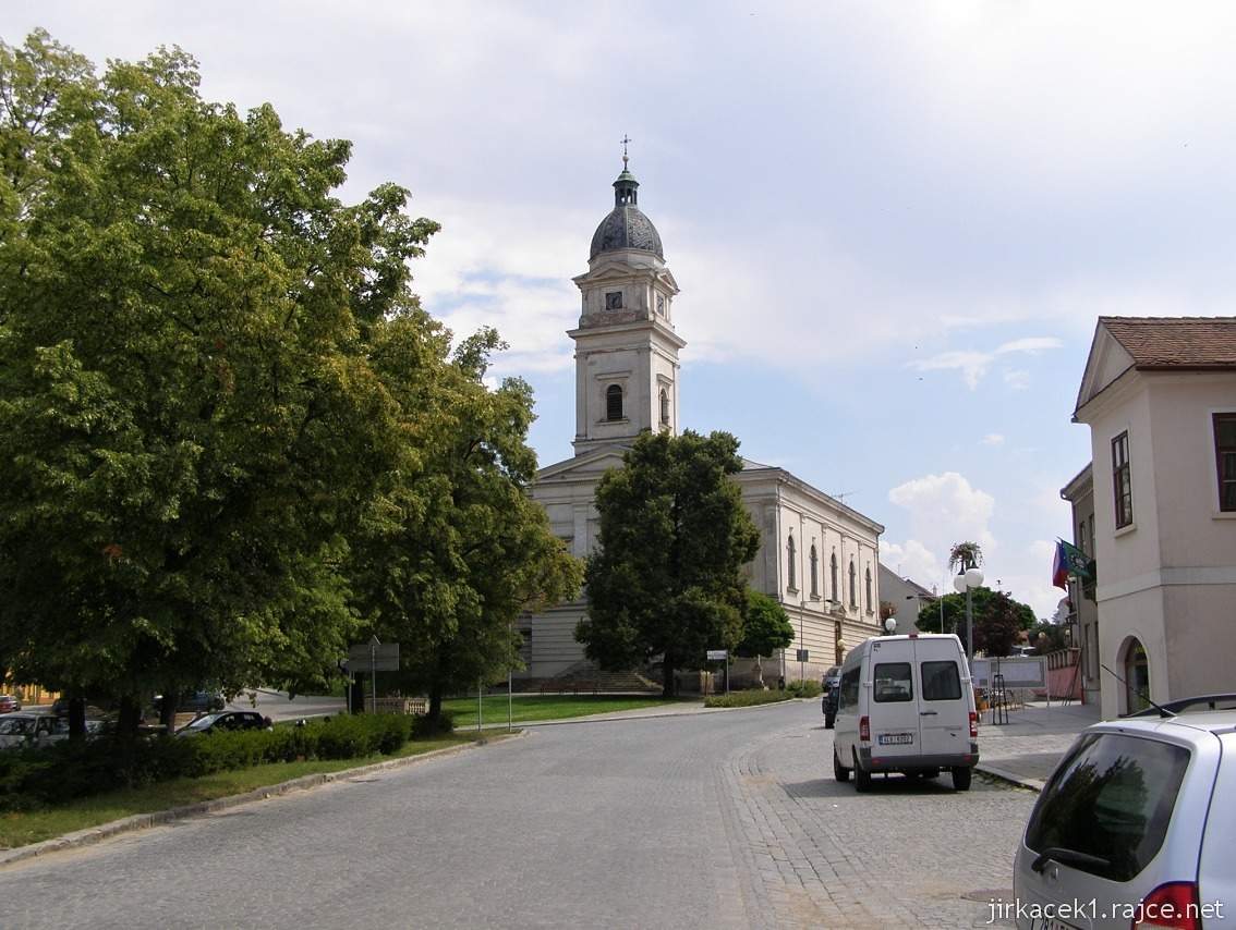 Dolní Kounice - kostel svatých Petra a Pavla - pohled z náměstí