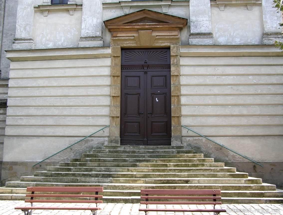 Dolní Kounice - kostel svatých Petra a Pavla - vchod