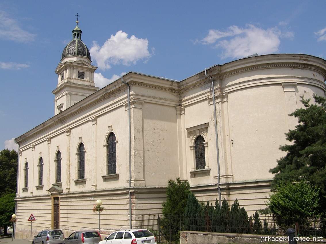 Dolní Kounice - kostel svatých Petra a Pavla - celkový pohled