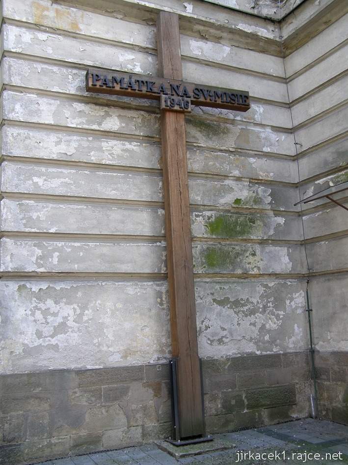 Dolní Kounice - kostel svatých Petra a Pavla - misijní kříž