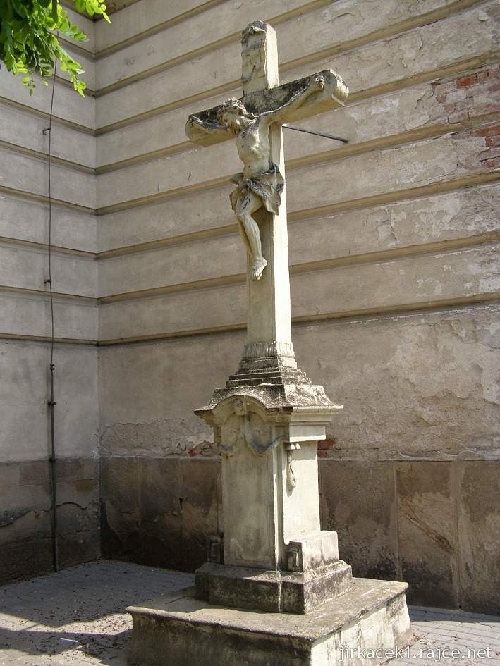 Dolní Kounice - kostel svatých Petra a Pavla - kříž s Kristem