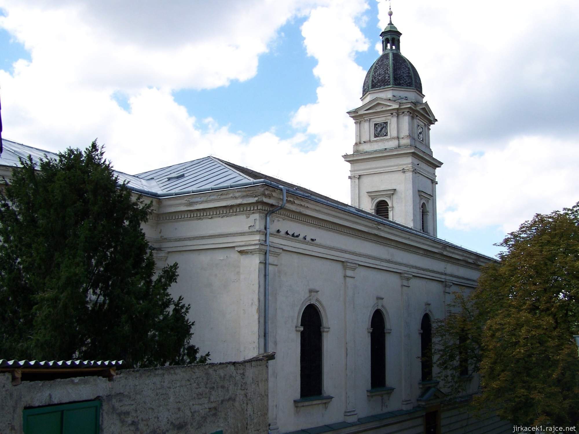 Dolní Kounice - kostel svatých Petra a Pavla - pohled od chrámu svaté Barbory