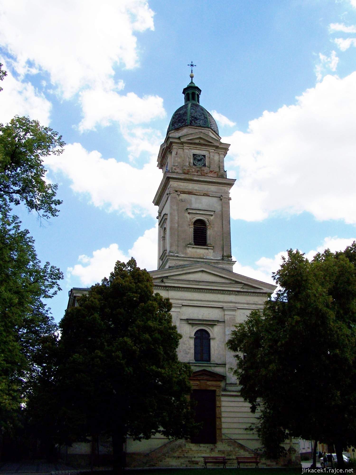 Dolní Kounice - kostel svatých Petra a Pavla - čelní strana
