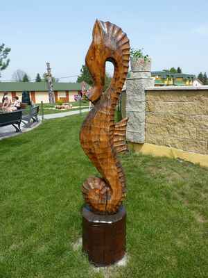 Mořský koník - I tady je množství dřevěných skulptur
