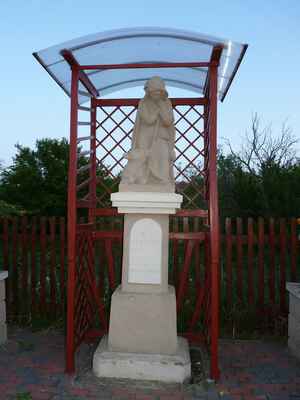 Svatý Vendelín I. - V Radavě zřejmě jediná socha z kamene. A povšimněte si důmyslné ochrany proti povětrnostním vlivům - setkala jsem se zde s těmito stříškami na více místech