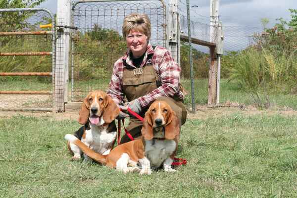 Vítězná vůdkyně Cheryl Long a její pár pes CK Eddie (vpravo) a fena, absolutní vítězka CK Tressie (vlevo)