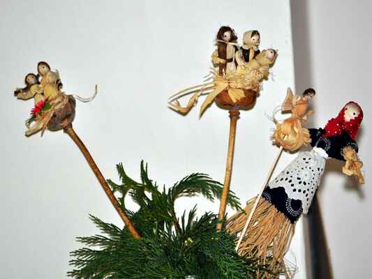 Kdo chtěl, mohl se podívat, jak vznikají panenky z kukuřičného šustí (a dalších přírodnin) nebo si nějakou, zhotovenou šikovnýma rukama Mgr. Ivy Sýkorové z mladoboleslavského muzea, rovnou odnést.