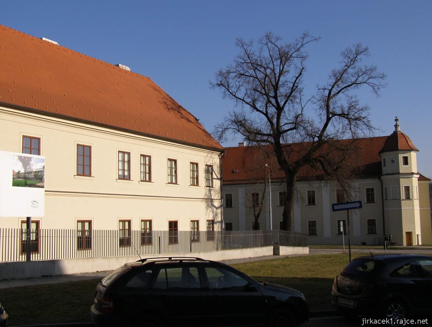 Brno Královo Pole - klášter kartuziánů - západní strana s hodinovou věží a dům
