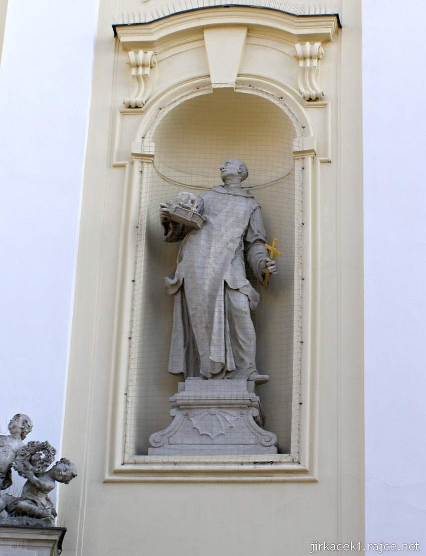 Brno Královo Pole - kostel Nejsvětější Trojice - průčelí - socha sv. Bruna