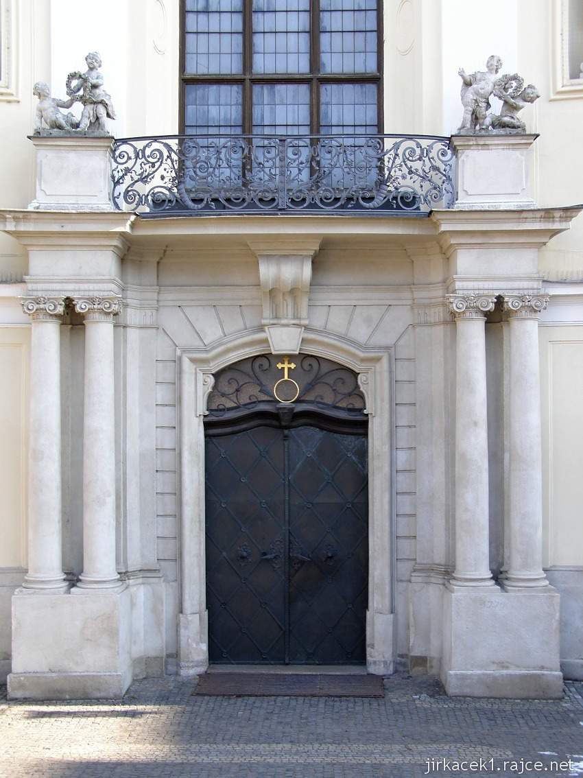 Brno Královo Pole - kostel Nejsvětější Trojice - hlavní vchod