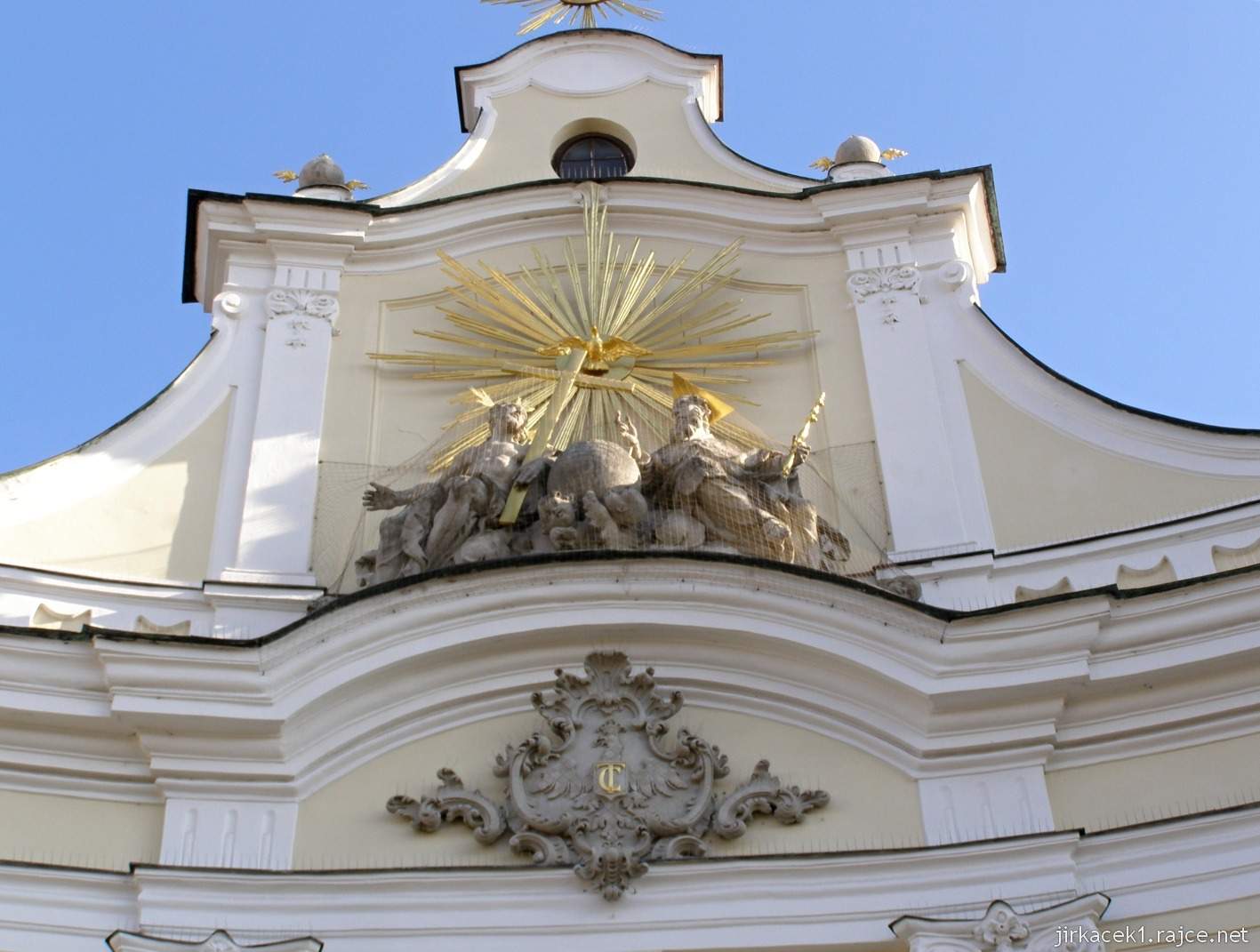 Brno Královo Pole - kostel Nejsvětější Trojice - volutový štít