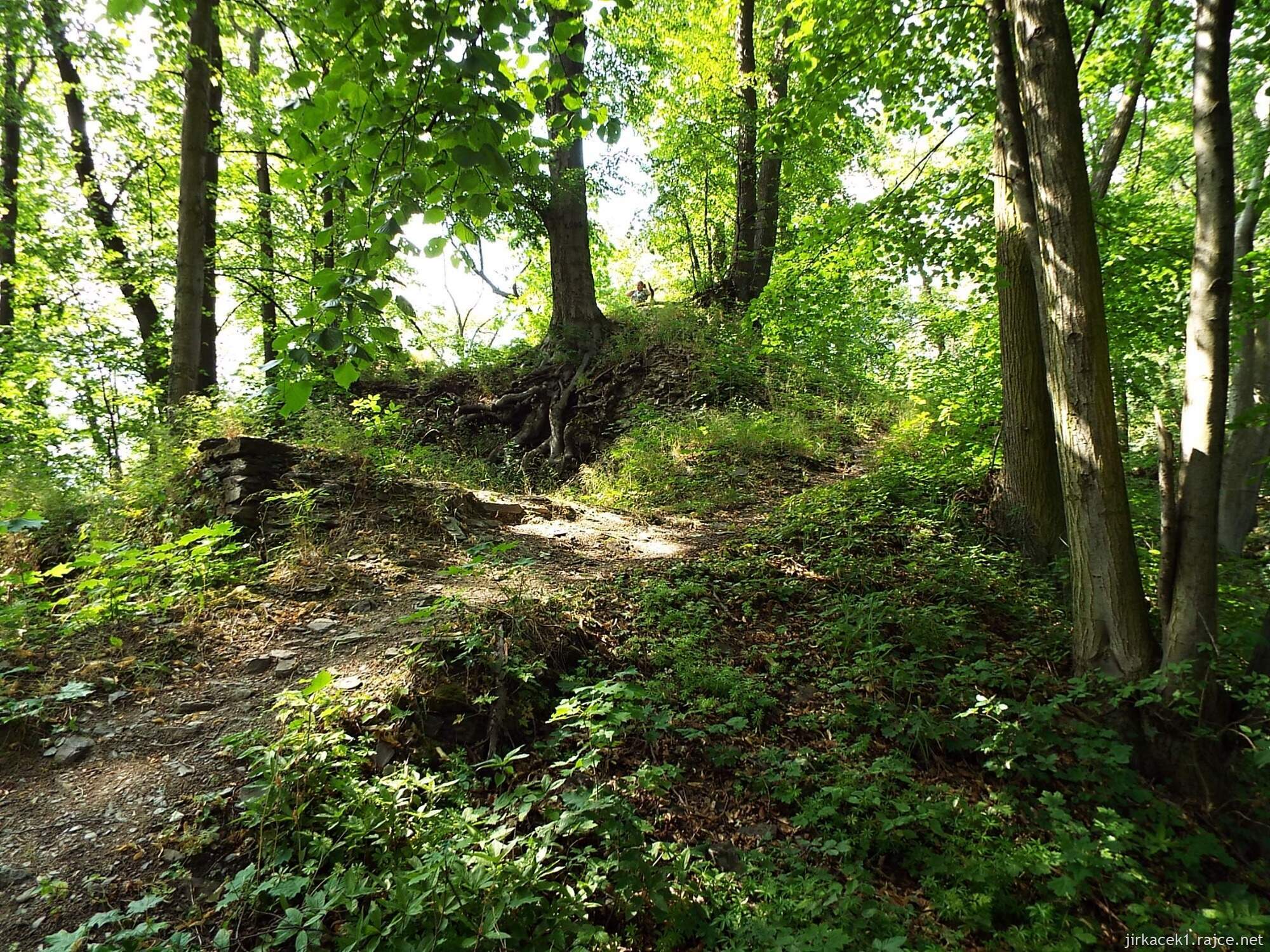 H - okolo Juřacky 21 - hrad Drahotuš - návrší kde stával bergfrit
