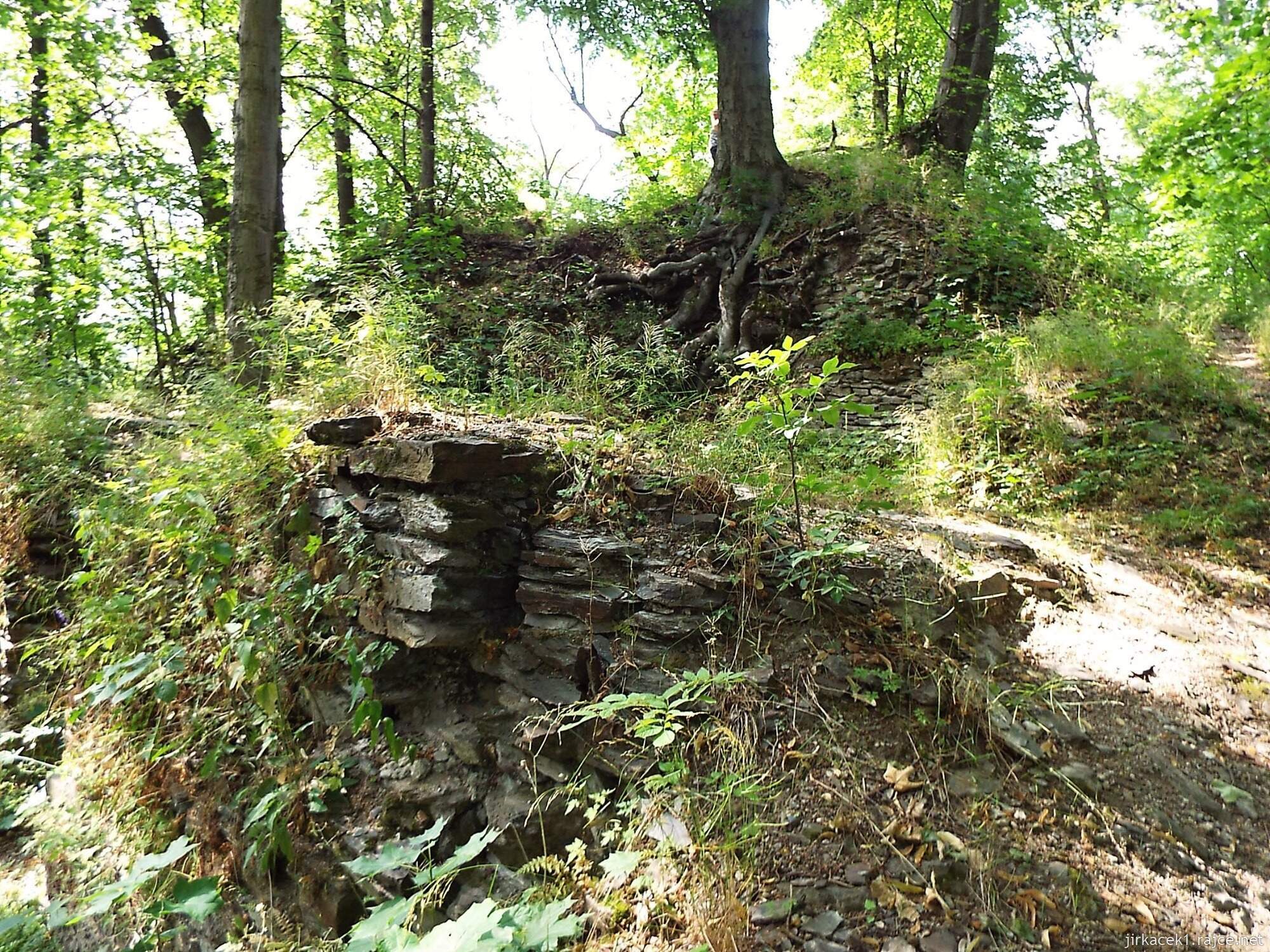 H - okolo Juřacky 22 - hrad Drahotuš - návrší kde stával bergfrit