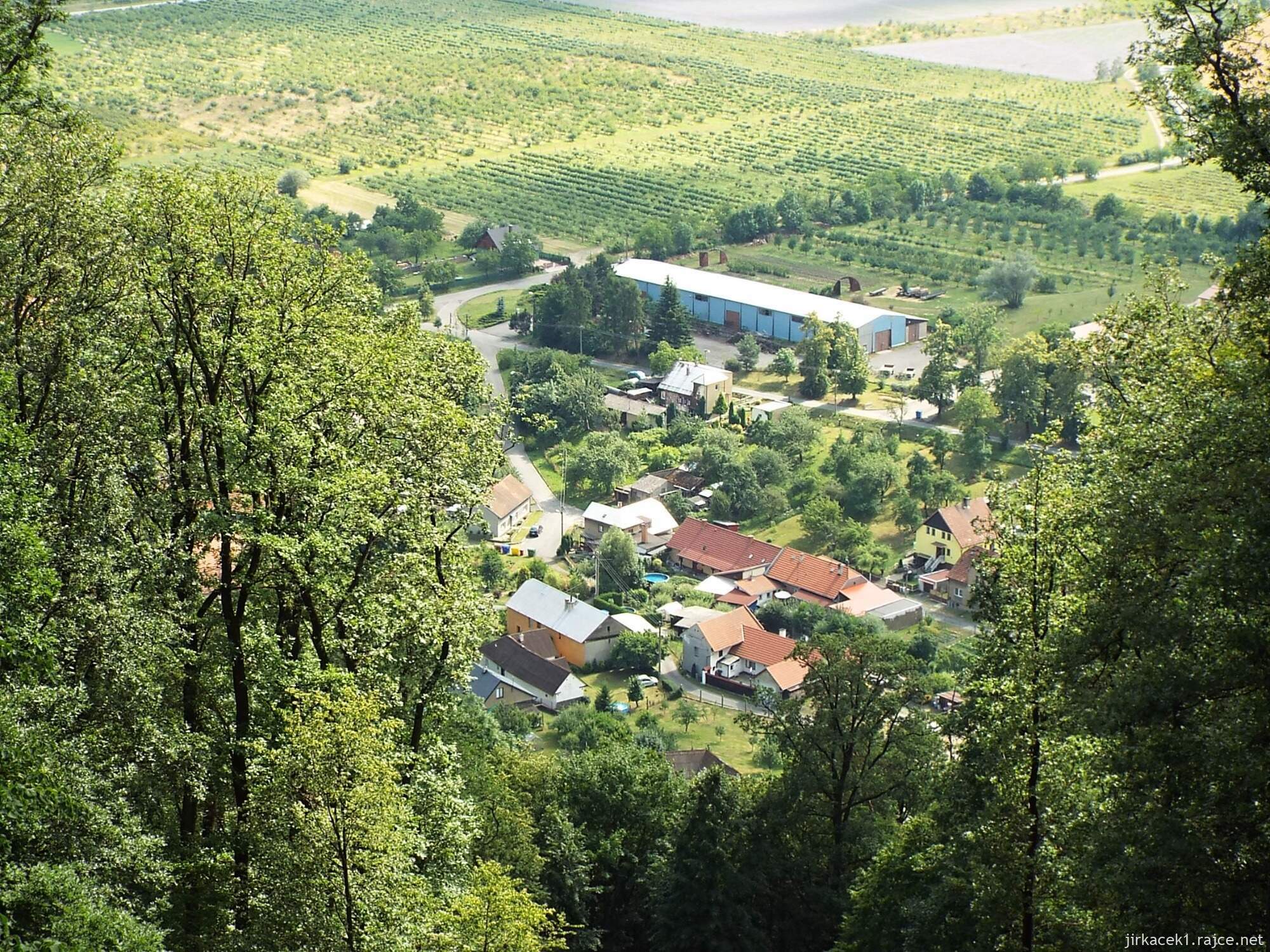H - okolo Juřacky 33 - hrad Drahotuš - výhled od hradu na Podhoří