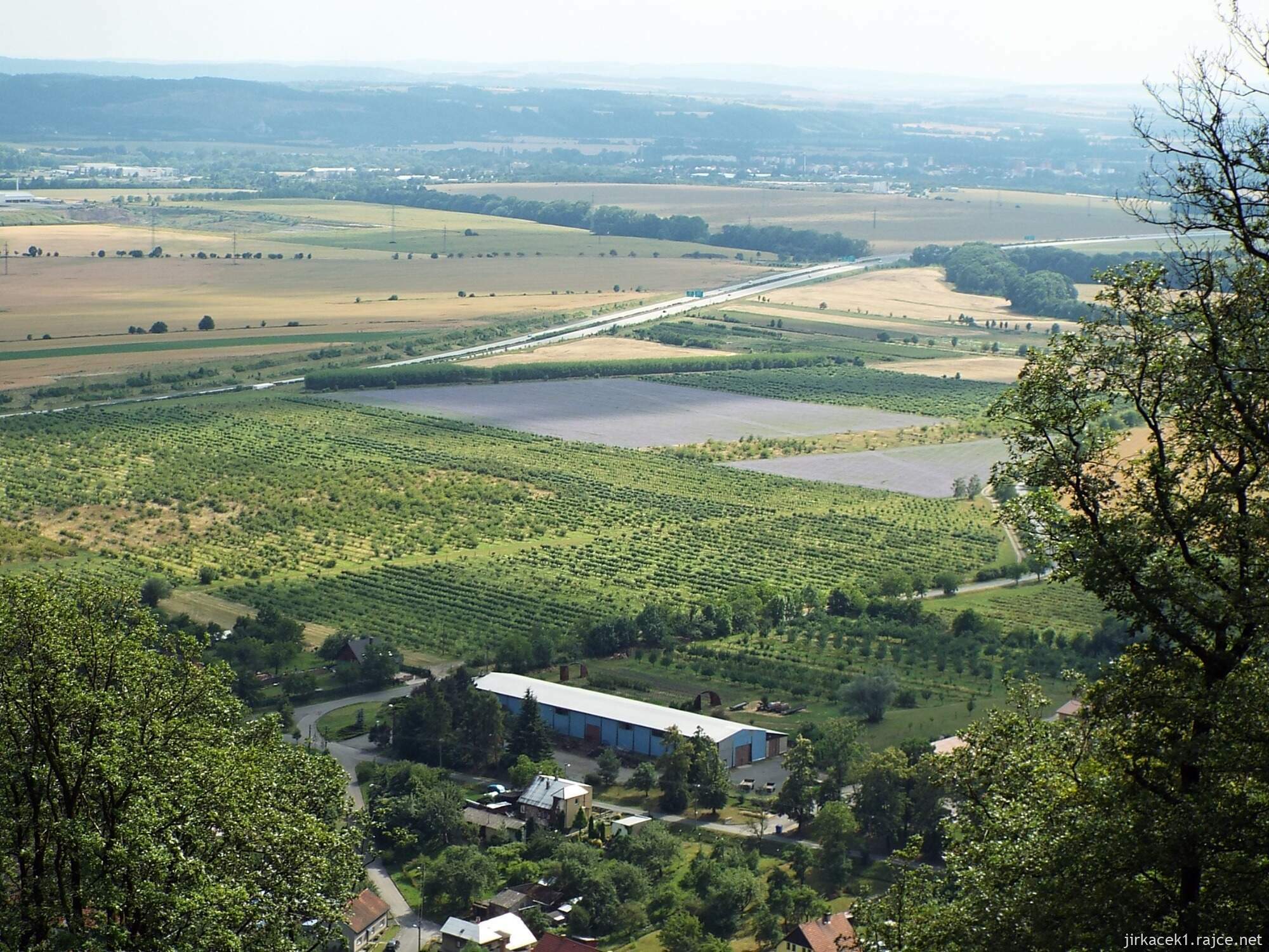 H - okolo Juřacky 34 - hrad Drahotuš - výhled od hradu do krajiny