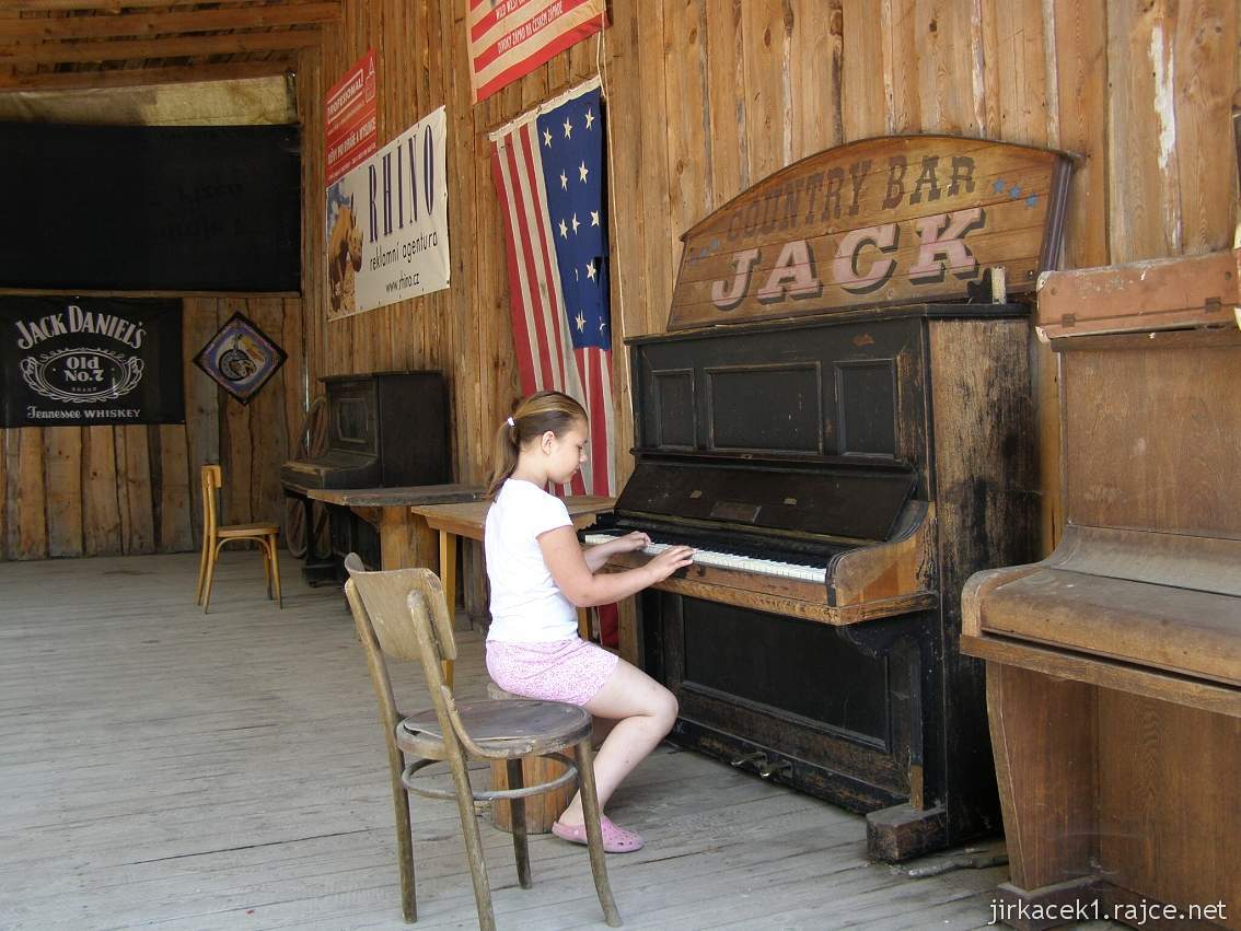 Dnešice - westernové městečko Halter Valley - hra na klavír v saloonu