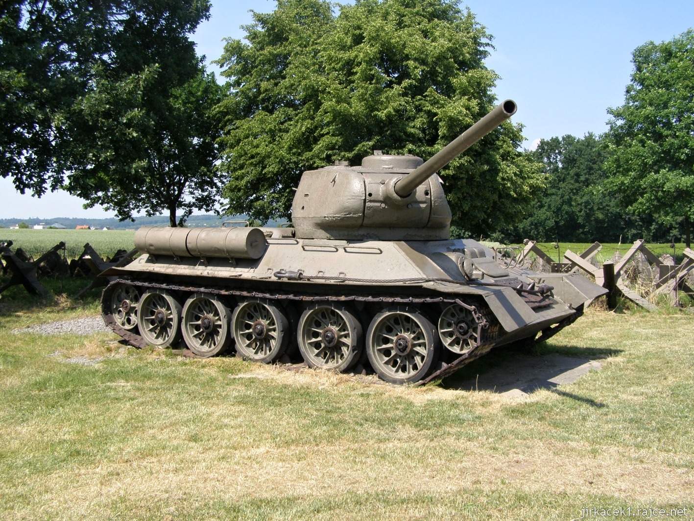 Darkovičky - čs. opevnění MO-S 19 Alej 07 - jeden ze tří tanků T-34-85 u bunkru