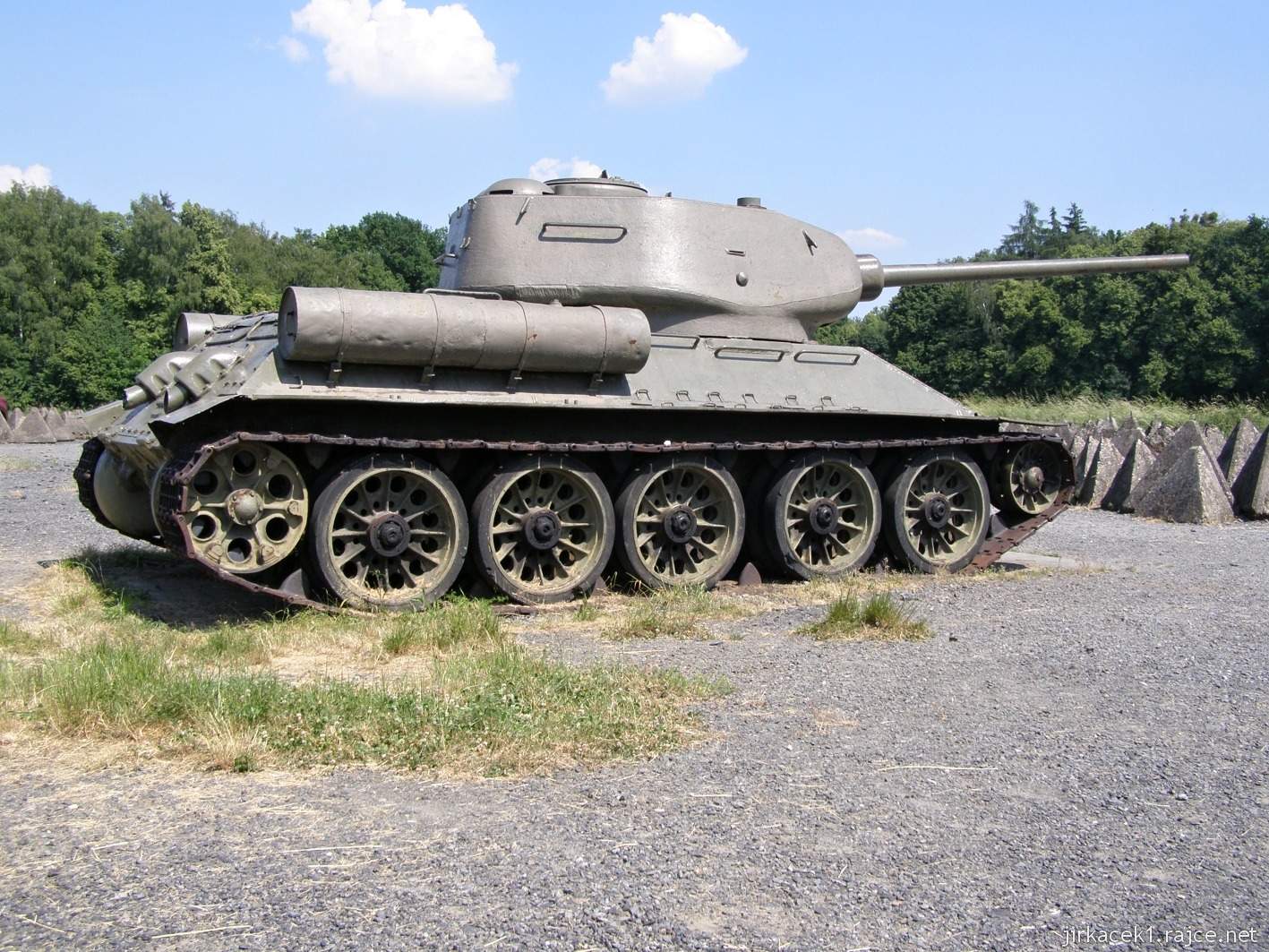 Darkovičky - s. opevnění MO-S 19 Alej 13 - druhý ze tří tanků T-34-85 u bunkru