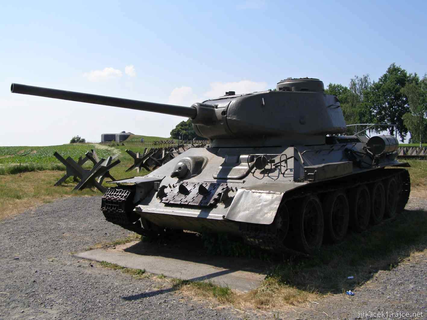 Darkovičky - s. opevnění MO-S 19 Alej 13 - druhý ze tří tanků T-34-85 u bunkru