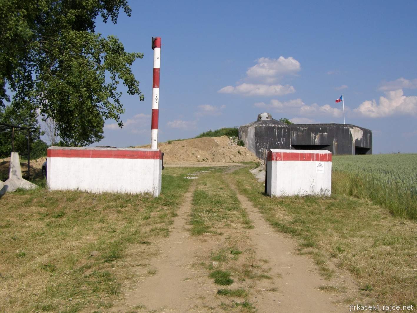 Darkovičky - čs. opevnění MO-S 21 Jaroš 01 - vstup a vzadu bunkr