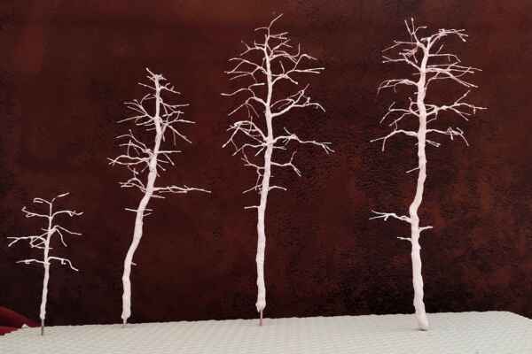 Stromy - Drátěné kostry borovic potažené tmelem