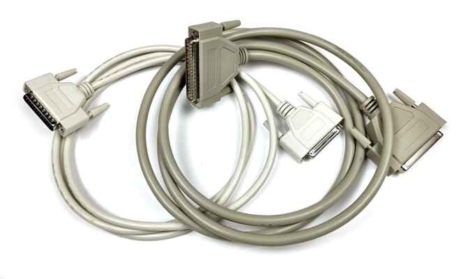 Propojovací kabely - Kabely (37 a 25 žil), kterými je ovládací pult připojen ke kolejišti.