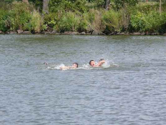 Koupání - Ve  vedru jsme museli vzít zavděk rybníkem Labuťák: závody v plavání