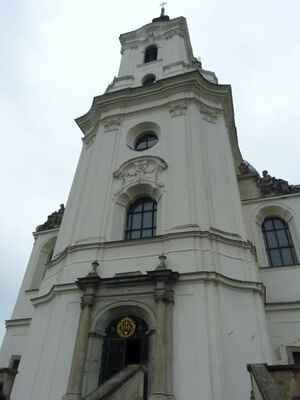 Věž nad hlavním vstupem - Kostel je tak obrovský, že jsem ho prostě do hledáčku celý nedala.