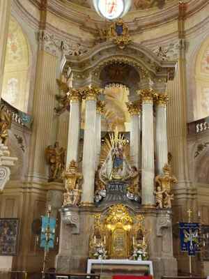 Oltář - V jeho středu socha Panny Marie Křtinské