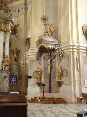 Boční oltář - I vedlejší oltáře jsou zdobeny zlatem