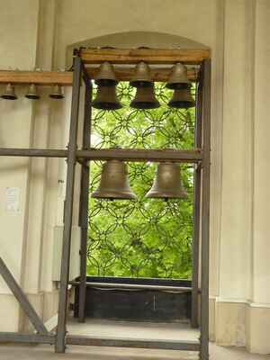 Zvonkohra "zevnitř" - Na jednotlivých zvoncích je buď jejich jméno nebo jméno těch, kteří na ně přispěli