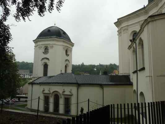 Kaple Svaté Annny zezadu - Na kostel navazuje zámek