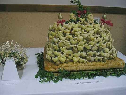 Svatební věnec nevěsty a svatební koláč zv. "veslóženec" z Tišnovska.